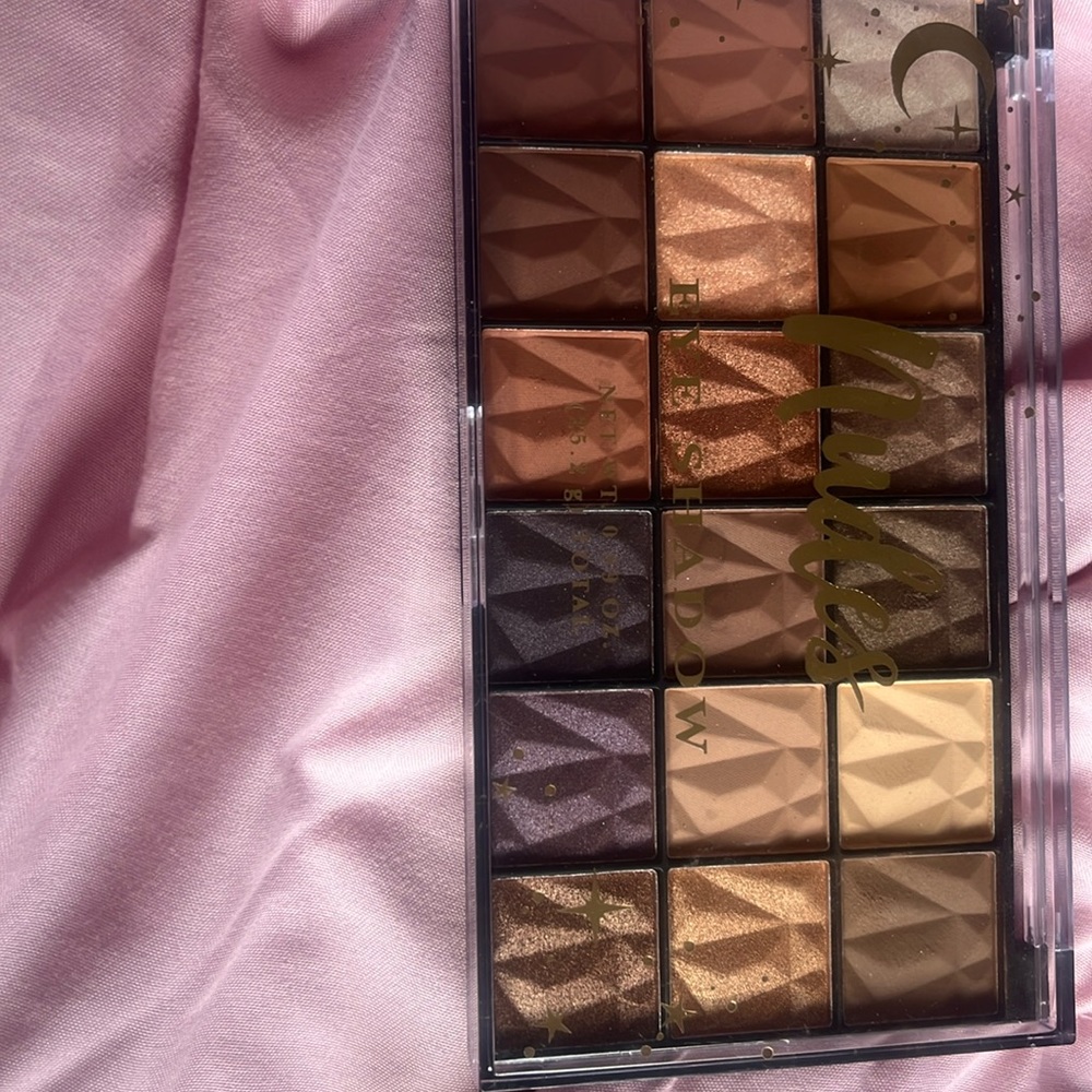 Nude eyeshadow and browser